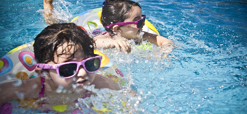 Actividades seguras y divertidas en la piscina para niños
