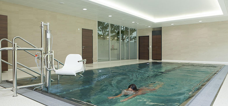 Soluciones prácticas para adaptar tu piscina a personas con movilidad reducida