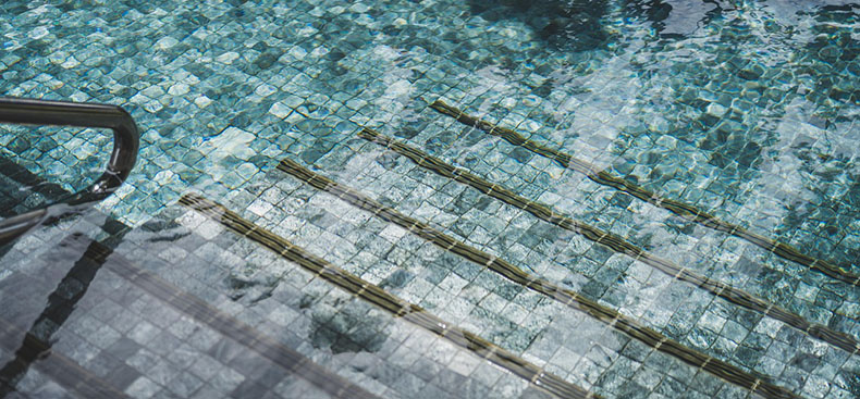 Accesibilidad en piscinas: principales barreras para personas con movilidad reducida